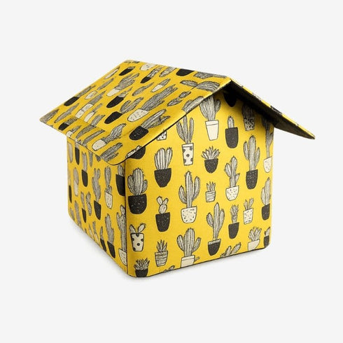 Niche pour chat extérieur hiver jaune à motifs cactus, vue arrière studio sur fond blanc.