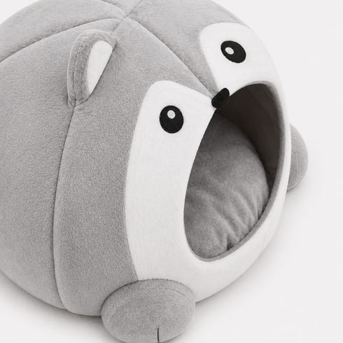 Gros plan sur une niche pour chat grise en forme de husky avec intérieur doux et coussin moelleux pour un confort optimal.