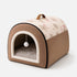 Petite niche pour chat marron avec coussin moelleux et entrée en peluche blanche, idéale pour offrir un coin repos confortable au chat.