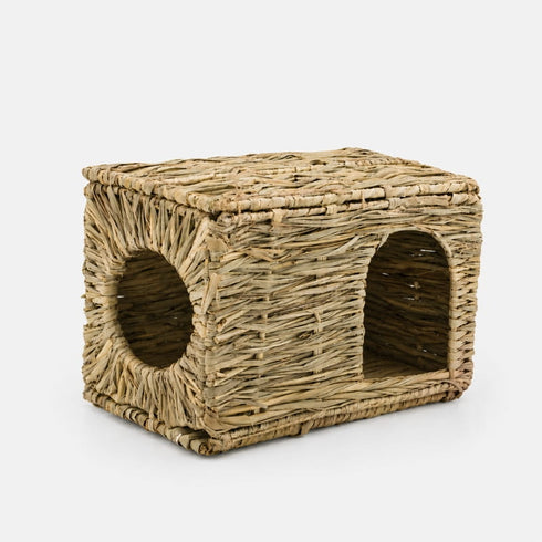 Petite niche pour chat rectangulaire en osier beige photographiée sur fond studio clair avec double ouverture latérale et frontale