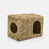 Petite niche pour chat rectangulaire en osier beige photographiée sur fond studio clair avec double ouverture latérale et frontale