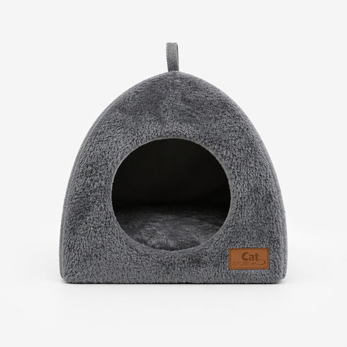 Niche intérieure pour chat grise en peluche douce avec ouverture arrondie et coussin intégré, présentée sur fond clair en photo produit