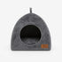 Niche intérieure pour chat grise en peluche douce avec ouverture arrondie et coussin intégré, présentée sur fond clair en photo produit
