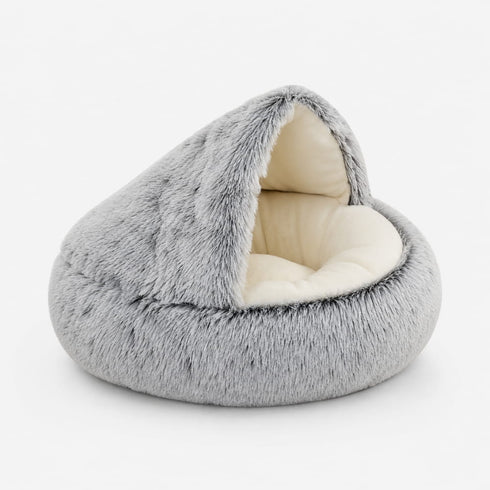 Nid pour chat en peluche grise avec intérieur crème moelleux, conçu pour offrir un cocon confortable, chaud et rassurant au quotidien.
