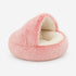 Nid pour chat en peluche rose avec intérieur crème moelleux, conçu pour offrir un cocon confortable, chaud et rassurant au quotidien.