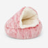 Nid pour chat en peluche rose avec intérieur crème moelleux, conçu pour offrir un cocon confortable, chaud et rassurant au quotidien.