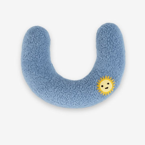 Oreiller bleu pour chat en tissu bouclette, décoré d’un petit soleil brodé jaune.