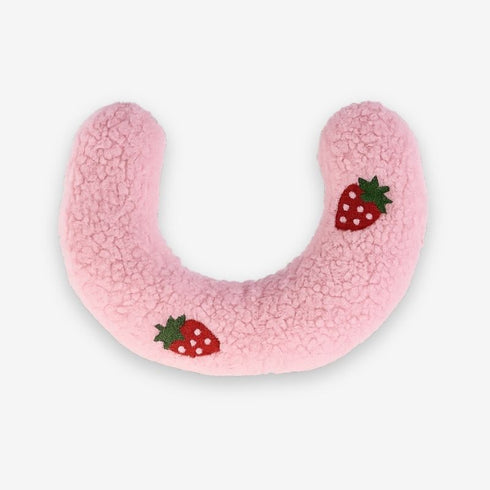 Oreiller rose pour chat en tissu doux, décoré de petites fraises rouges brodés.