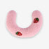 Oreiller rose pour chat en tissu doux, décoré de petites fraises rouges brodés.