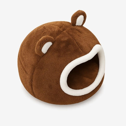 Panier boule pour chat marron vu de trois-quarts, couchage fermé et enveloppant avec ouverture frontale douce, offrant un espace confortable et sécurisant pour le repos des chats