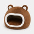 Panier boule pour chat style ours avec oreilles décoratives, intérieur moelleux et revêtement en peluche marron sur fond studio clair