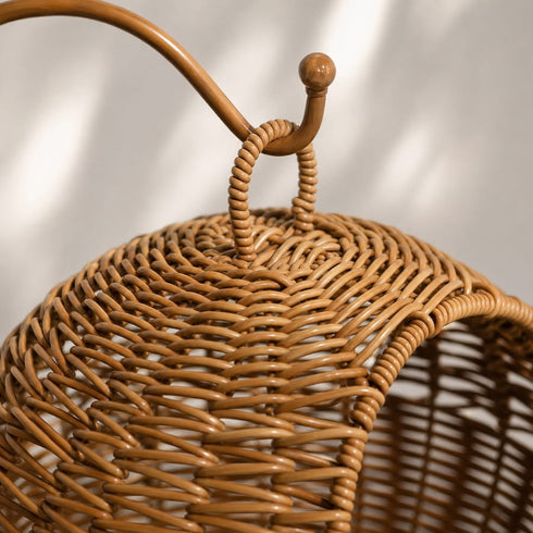 Gros plan sur un panier chat boule osier en imitation osier avec structure tressée suspendue et finition artisanale détaillée.