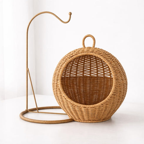 Panier chat boule osier suspendu vide en imitation osier avec support sur pied, design cosy et moderne sur fond clair.