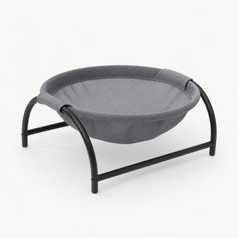 Panier chat design gris avec structure noire en metal et couchage suspendu, photographie sur fond clair en vue produit e-commerce
