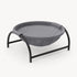 Panier chat design gris avec structure noire en metal et couchage suspendu, photographie sur fond clair en vue produit e-commerce