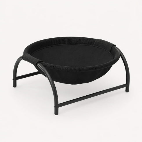 Panier chat design noir avec structure noire en metal et couchage suspendu, photographie sur fond clair en vue produit e-commerce