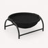 Panier chat design noir avec structure noire en metal et couchage suspendu, photographie sur fond clair en vue produit e-commerce