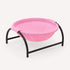 Panier chat design rose avec structure noire en metal et couchage suspendu, photographie sur fond clair en vue produit e-commerce