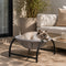 Chat allonge dans un panier chat design en tissu gris sur pied noir, installe sur une terrasse lumineuse au style moderne et chaleureux