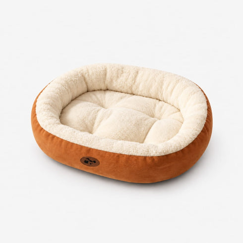 Panier douillet pour chat marron et écru en peluche, présenté seul sur fond blanc avec rebords moelleux et coussin intérieur matelassé.