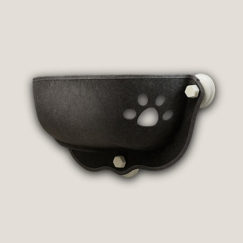 Panier de fenêtre pour chat en tissu feutré gris foncé, avec motif patte ajourée et fixation par ventouses, présenté seul sur fond clair.