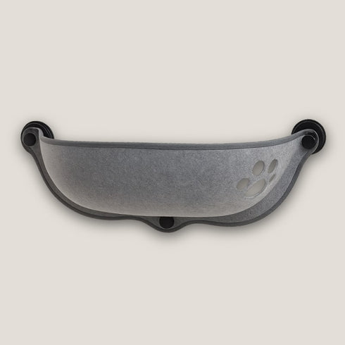Panier pour chat en hauteur en feutre gris, fixation par ventouses, vue de face en studio, avec motif patte ajouré sur le côté droit.