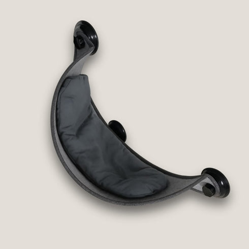 Panier pour chat en hauteur en feutre gris, vue du dessus, fixation fenêtre par ventouses, avec coussin intérieur foncé visible pour le confort du chat.