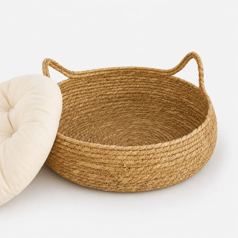 Panier à chat imitation osier beige avec coussin crème amovible et poignées intégrées pour un entretien facile et un confort optimal.