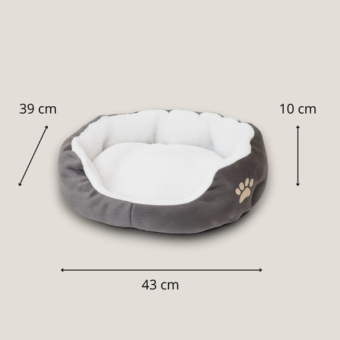 Dimensions du petit panier pour chat rond : 43 cm de large, 39 cm de profondeur et 10 cm de hauteur, en peluche grise et blanche.