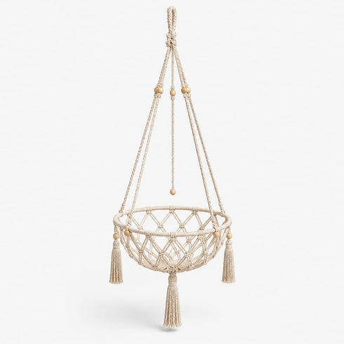 Panier pour chat suspendu en macramé beige avec pompons et perles en bois, idéal pour créer un espace repos bohème et élégant.