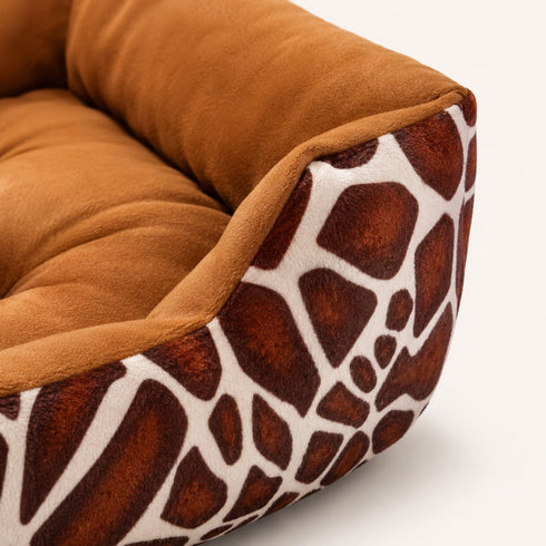 Panier chat xxl marron avec motifs style savane et coussin rembourre moelleux, photographie produit sur fond clair