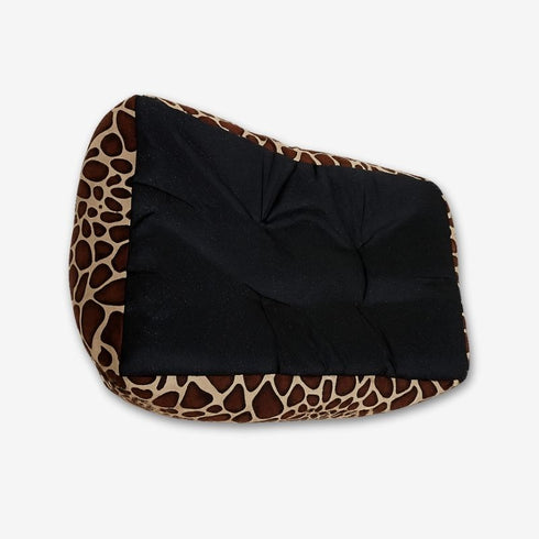 Dessous du panier pour chat XXL avec base noire et contours motif girafe, présenté sur fond blanc.
