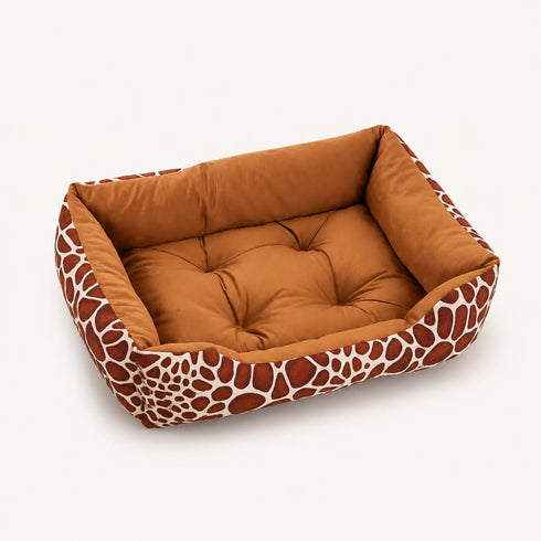 Panier chat xxl avec motifs style savane marron et coussin epais rembourre, photographie produit confortable sur fond clair