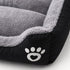 Gros plan sur un panier chauffant pour chat noir et gris avec texture peluche douce, rebords rembourrés et finition confortable.