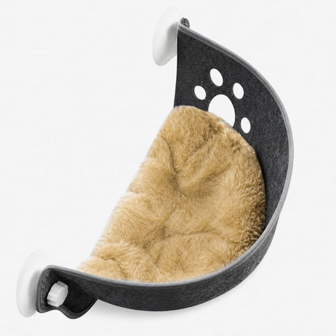 Panier de fenêtre pour chat avec coussin moelleux beige et structure en feutrine gris foncé fixée par ventouses.