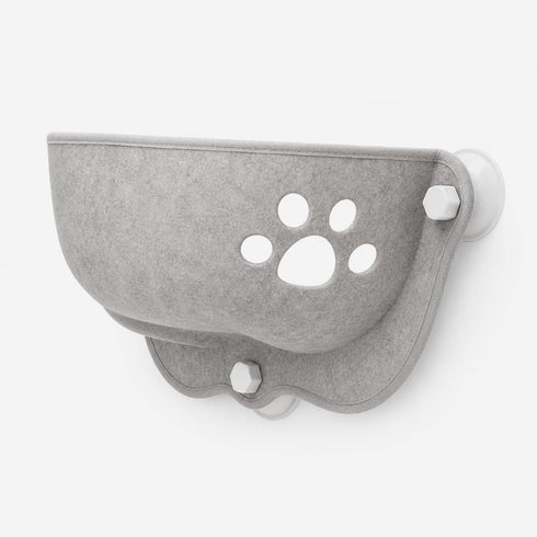 Panier de fenêtre gris clair pour chat avec fixation par ventouses et design ajouré en forme de patte.
