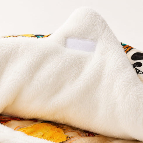 Gros plan sur linterieur en peluche blanche dun panier ferme pour chat, mettant en avant la douceur et le confort du couchage