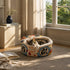Chat repose dans un panier ferme pour chat avec interieur en peluche douce et motifs colores, installe dans un salon lumineux et chaleureux