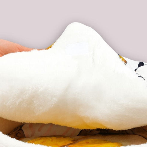 Gros plan du panier fermé pour chat : doublure en peluche blanche et rabat moelleux, tenu à la main pour montrer la matière.