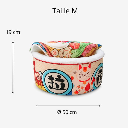 Panier fermé pour chat multicolore en tissu avec bordure en peluche blanche, taille M, dimensions indiquées 19 cm de haut et 50 cm de diamètre.