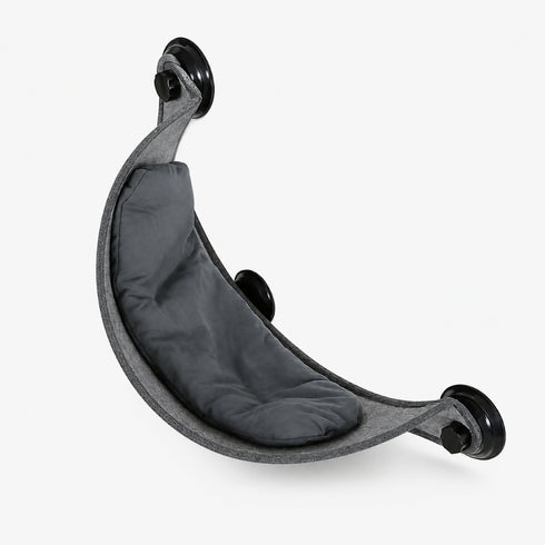 Panier pour chat en hauteur en feutre gris avec coussin moelleux et fixation par ventouses pour fenêtre.