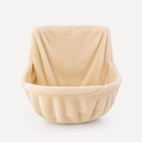 Panier radiateur pour chat en peluche beige avec forme cocon suspendue, idéal pour offrir un couchage chaud et apaisant.