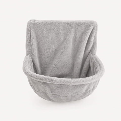 Panier radiateur pour chat en peluche gris clair avec forme cocon suspendue, idéal pour offrir un couchage chaud et apaisant.