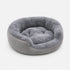 Panier rond pour chat gris clair en peluche ultra douce avec coussin moelleux et rebords épais pour un repos confortable.