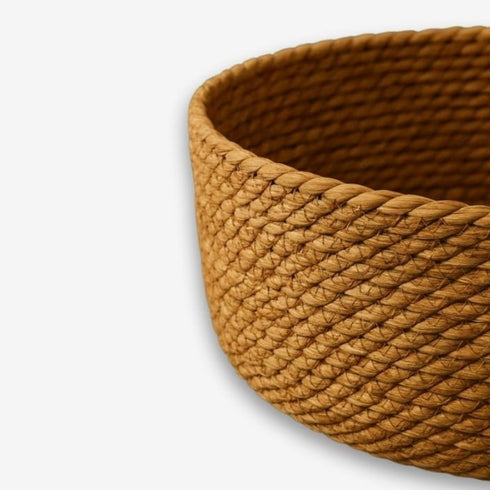 Détail du tressage en osier d’un panier rond pour chat, mettant en valeur la texture naturelle sur fond blanc.