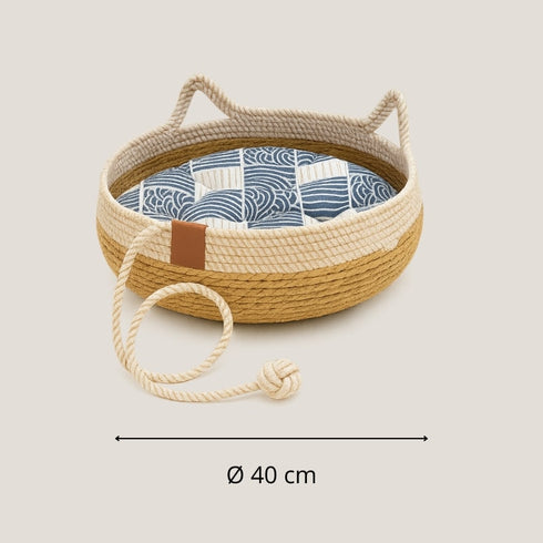 Panier en rotin beige et écru avec coussin, diamètre 40 cm.