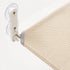 Gros plan sur le tissu en maille beige et la fixation à ventouses d’un perchoir de fenêtre confortable pour chat d’intérieur.