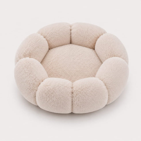 Petit coussin pour chat en peluche beige, couchage rond moelleux et confortable.