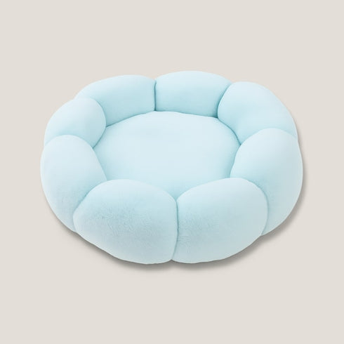 Petit coussin pour chat en peluche bleu clair, couchage rond moelleux pour chat.