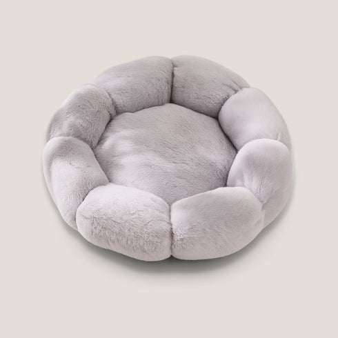 Petit coussin pour chat en peluche gris clair, couchage rond moelleux et confortable.